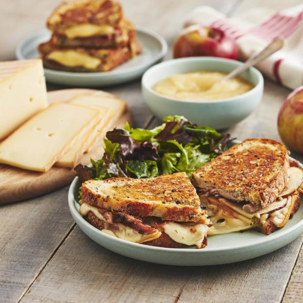Grilled-cheese raclette OKA et canard aux pommes