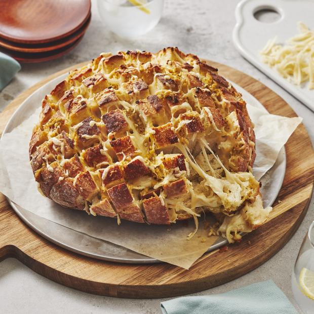 Pain miche fourré au fromage OKA