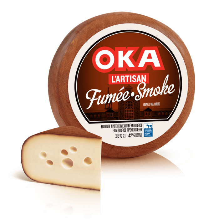 Fromage OKA L'Artisan Fumée pointes coupées en magasin Fromage OKA L'Artisan Fumée pointes coupées en magasin