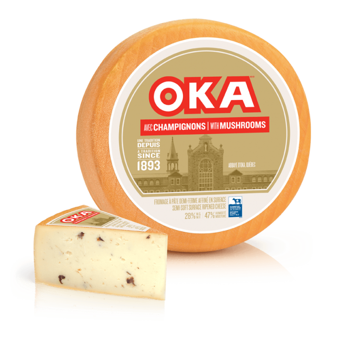 Fromage OKA avec champignons pointes coupées en magasin Fromage OKA avec champignons pointes coupées en magasin