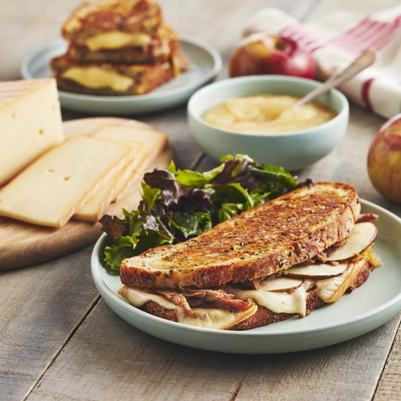 Grilled-cheese raclette OKA et canard aux pommes