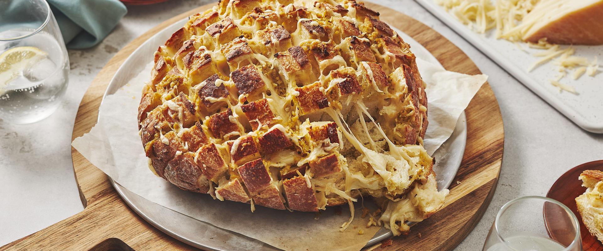 Pain miche fourré au fromage OKA